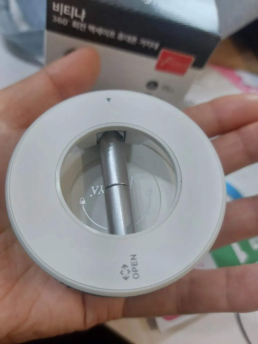 Car mount with dial-operated vacuum suction
