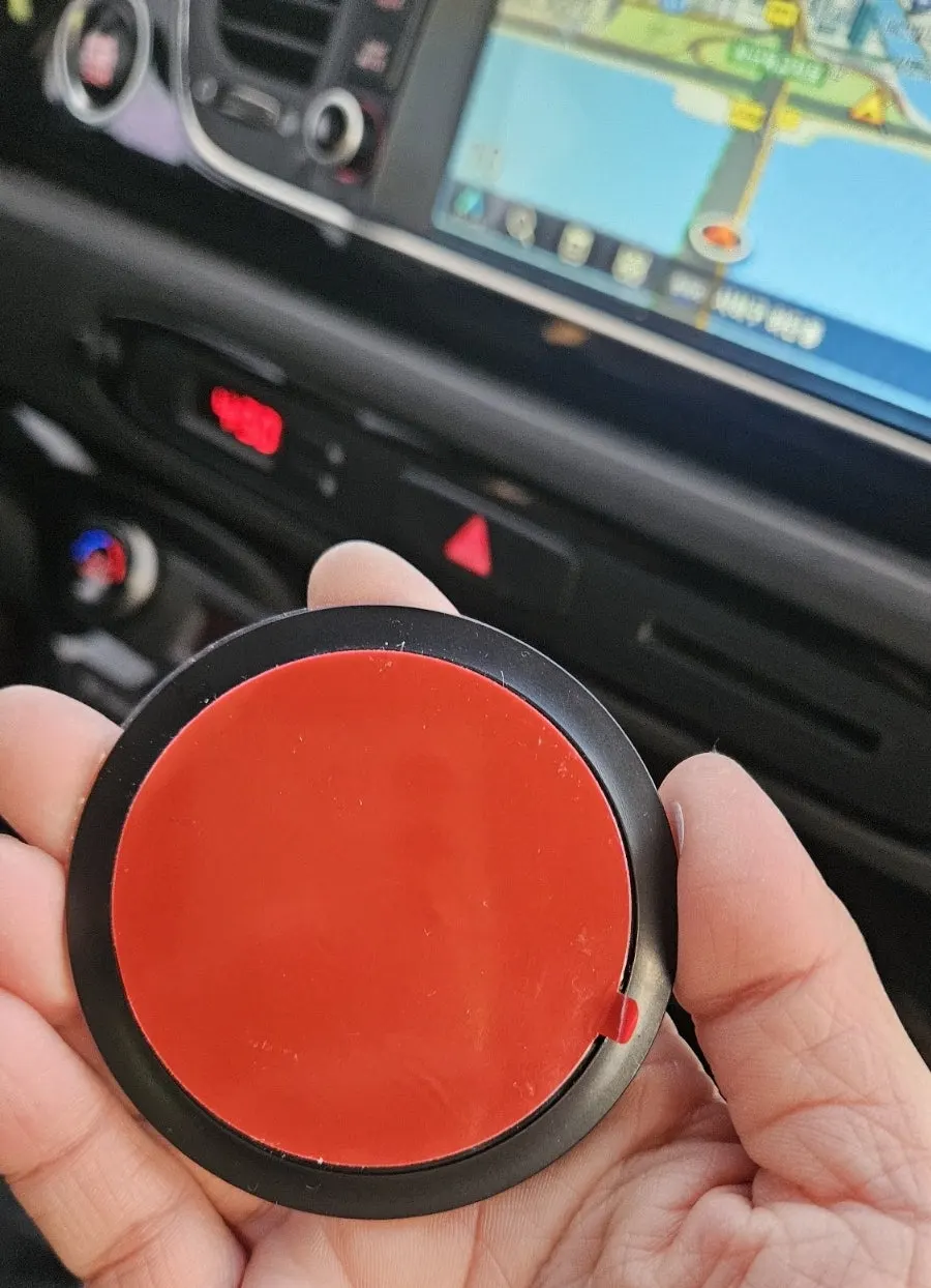 Installing a vacuum-suction car phone mount