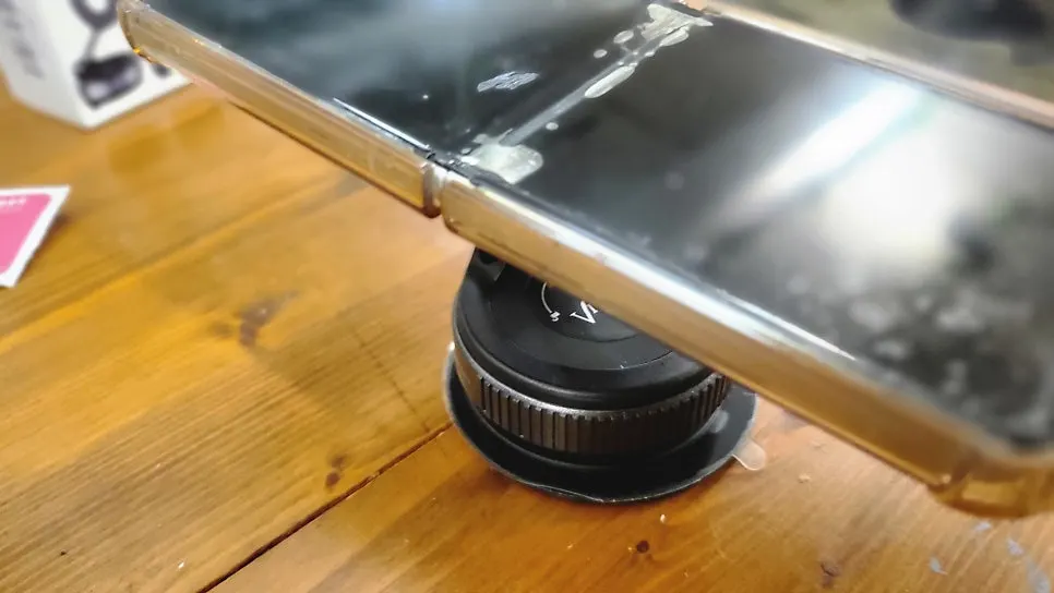 Galaxy Z Flip secured with a magnetic ring