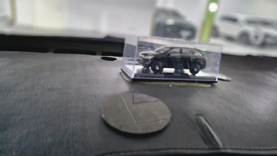 Installing the round pad on the dashboard