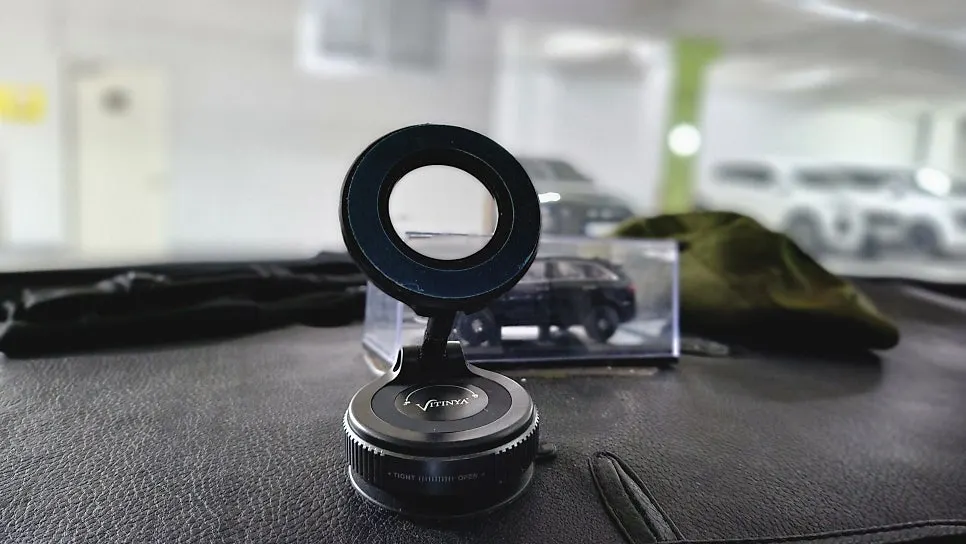 Mount vacuum-attached to the dashboard