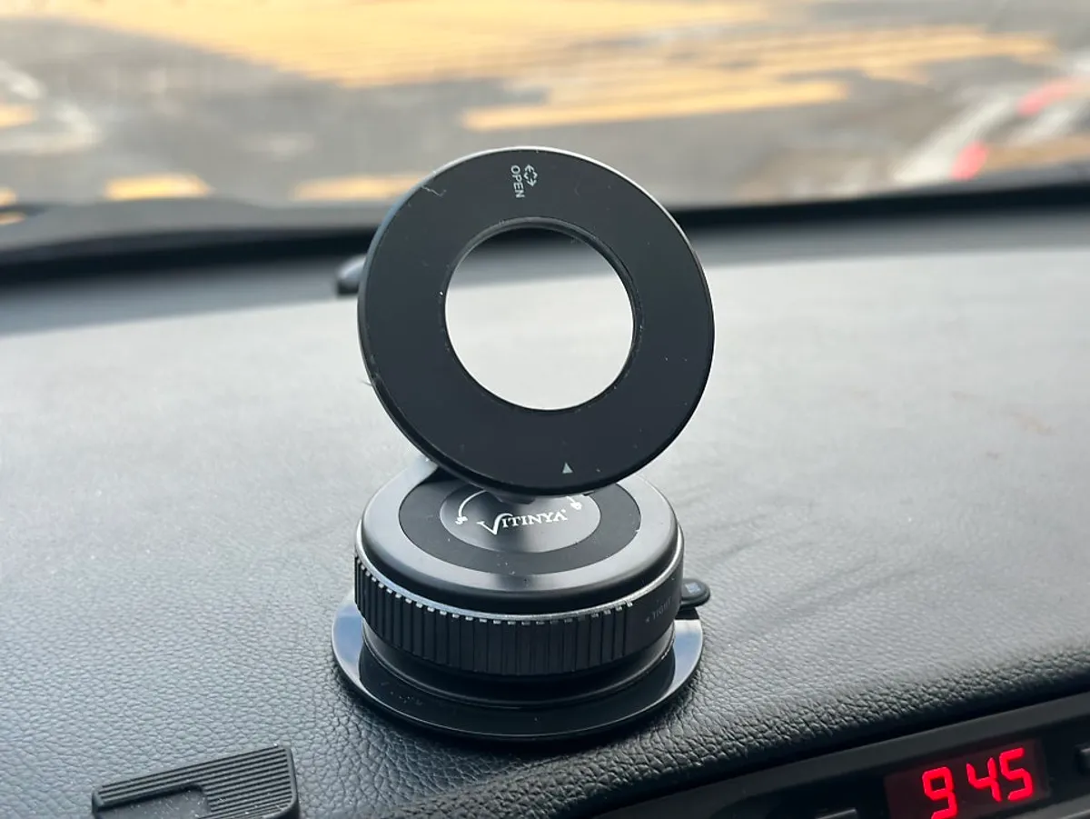 MagSafe car phone mount with a strong magnetic section