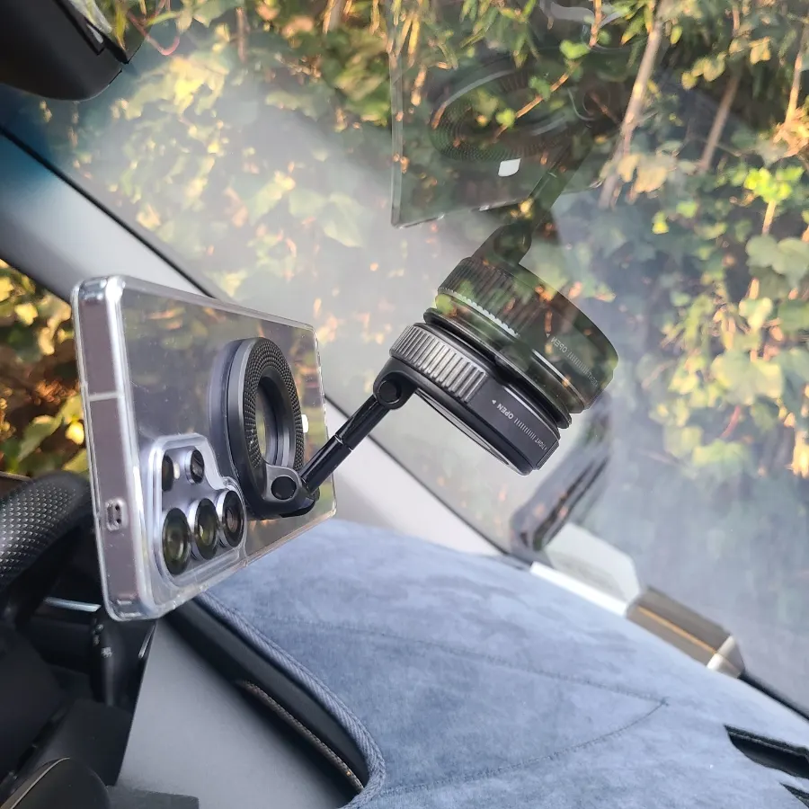 Car mount rotating between horizontal and vertical