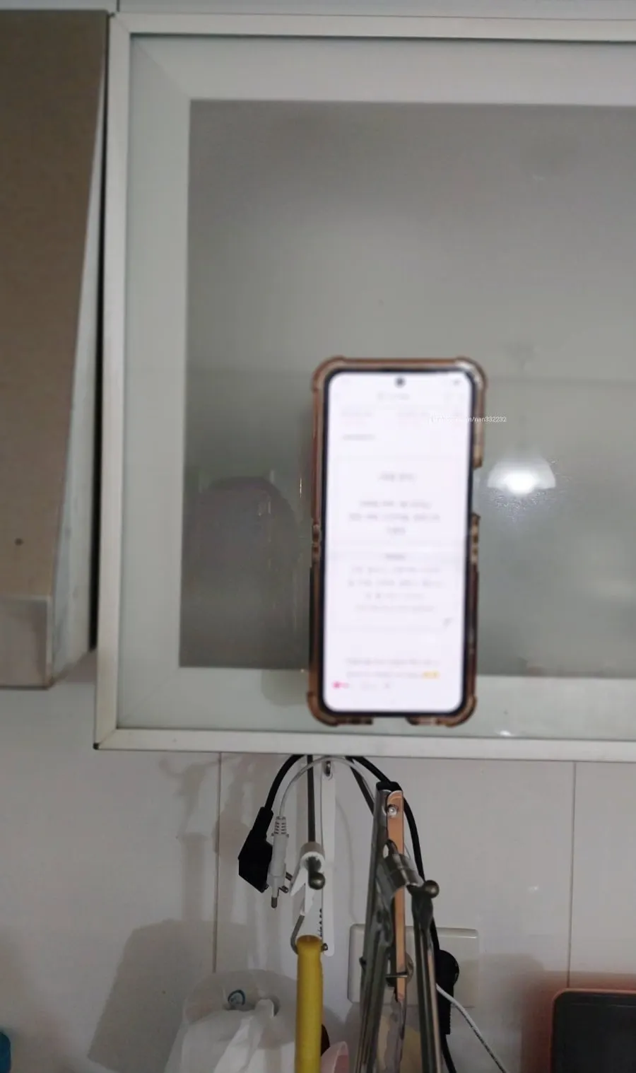 주방 수납장 문에 흡착한 거치대