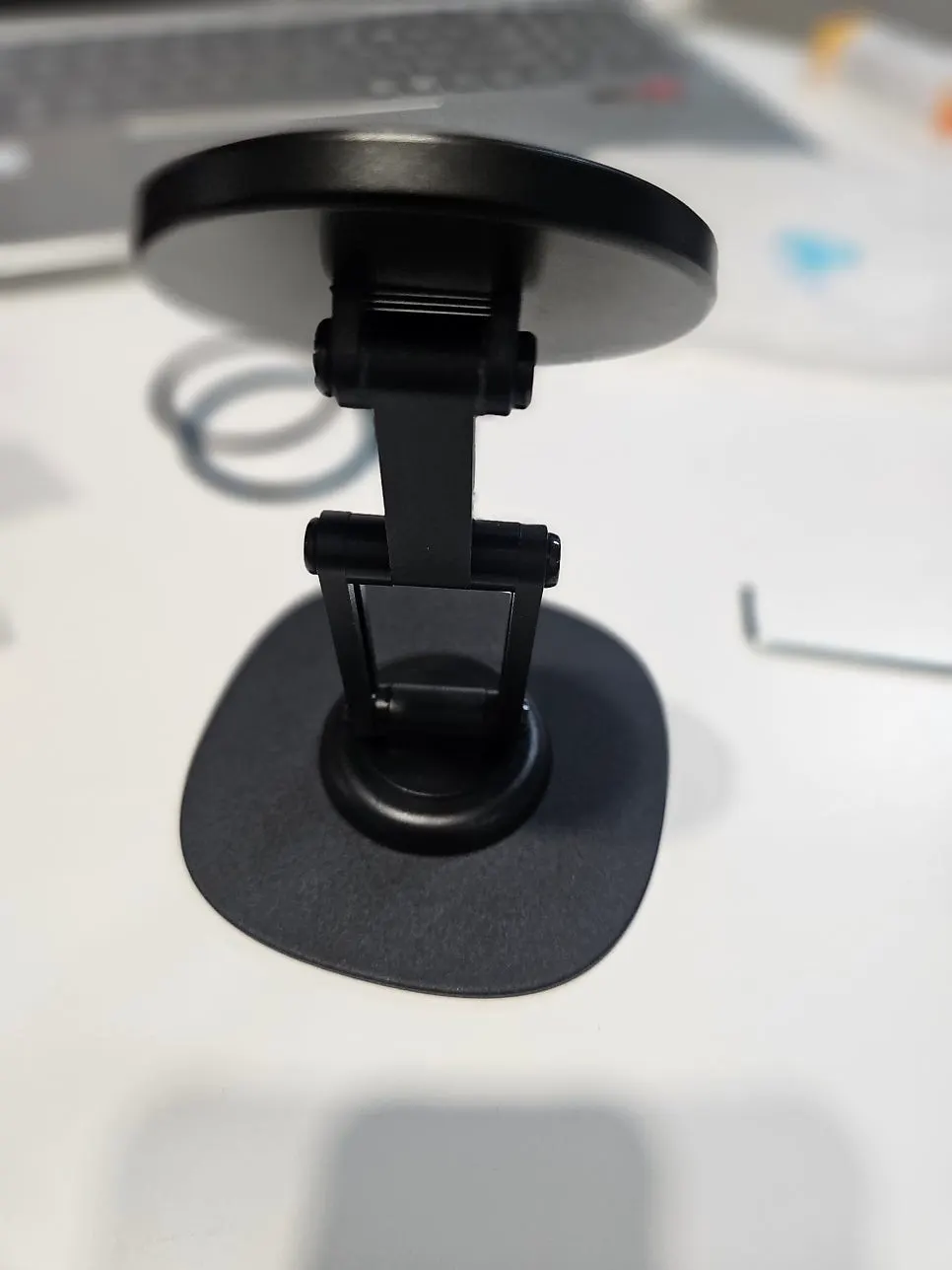 Black exterior of the VITINYA MagSafe stand