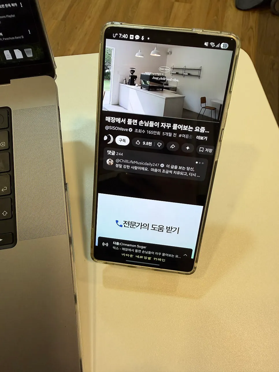 두 휴대폰을 함께 쓰는 환경의 비티냐 거치대