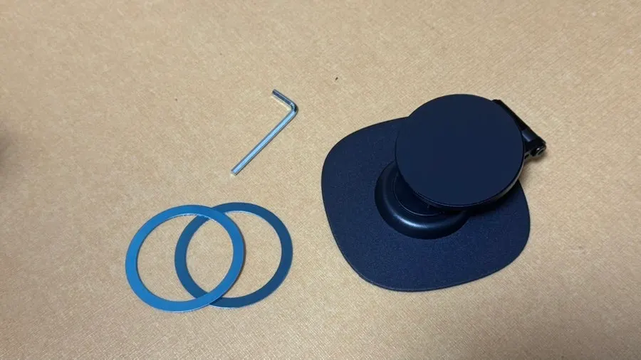 Bitinya phone stand used with the magnet attached