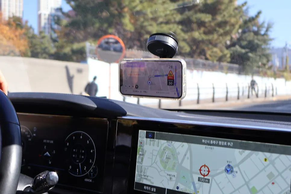 Lightweight, simple car phone mount