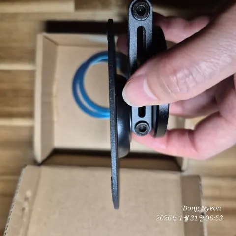 The phone stand whose base and attachment surface I confused