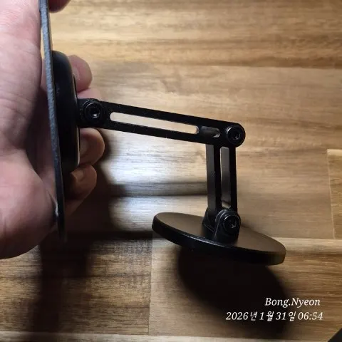 The MagSafe phone stand after confirming the attachment orientation