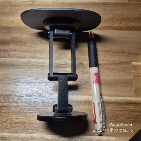 Checking the overall length of the phone stand