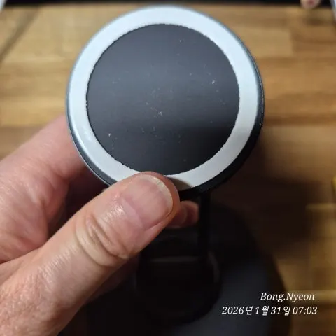 Trying the included round magnet on the MagSafe stand
