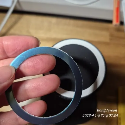 Checking the magnetic attachment on the MagSafe stand