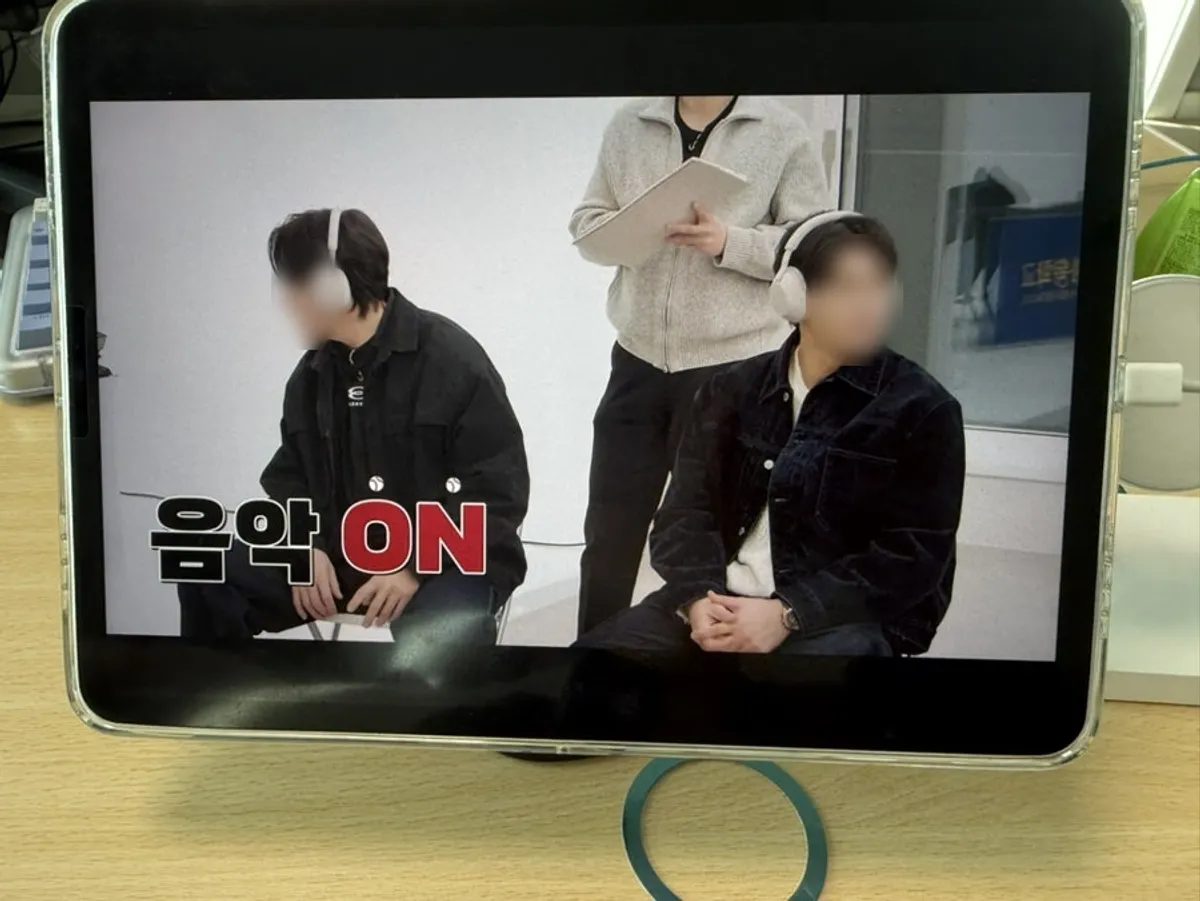 비티냐 거치대에 아이패드를 올려 영상 시청