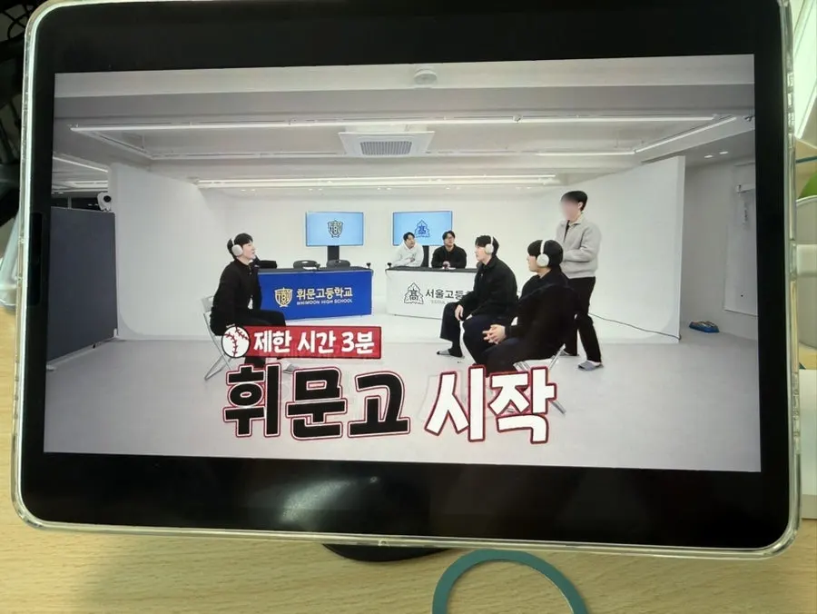 비티냐 회전 거치대의 화면 방향 조절 모습