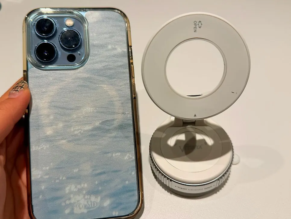 Car phone stand secured with the suction dial