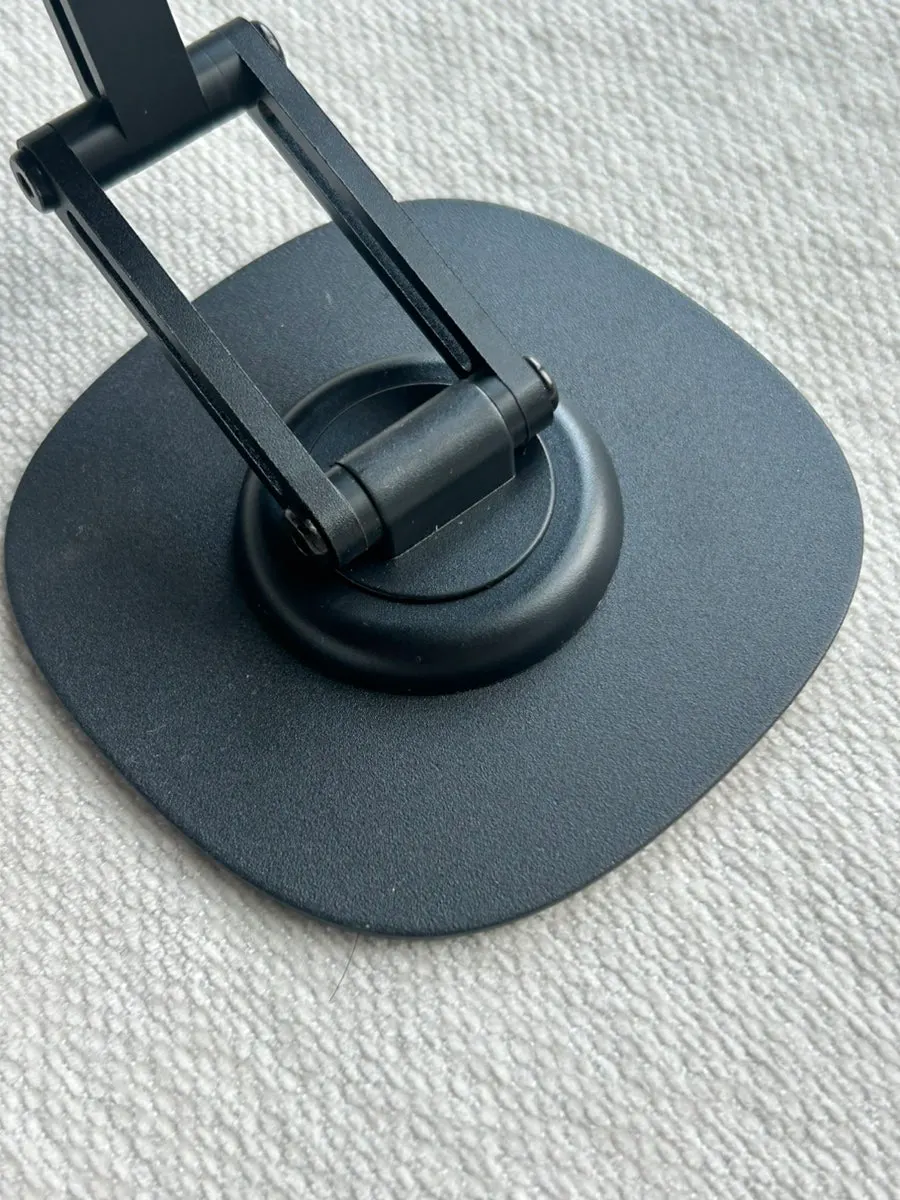 Matte-black stand that is easy to keep dust-free