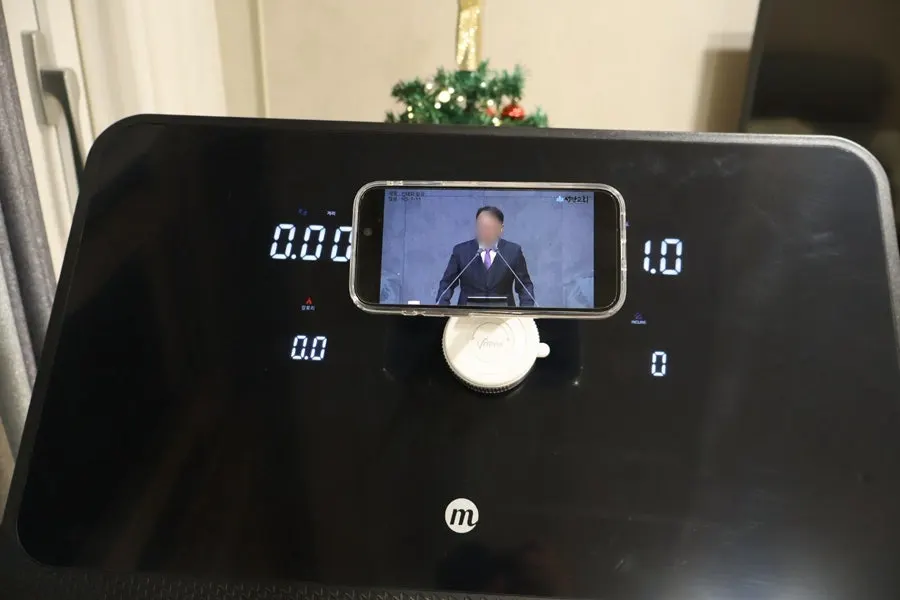 MagSafe stand used on a treadmill screen