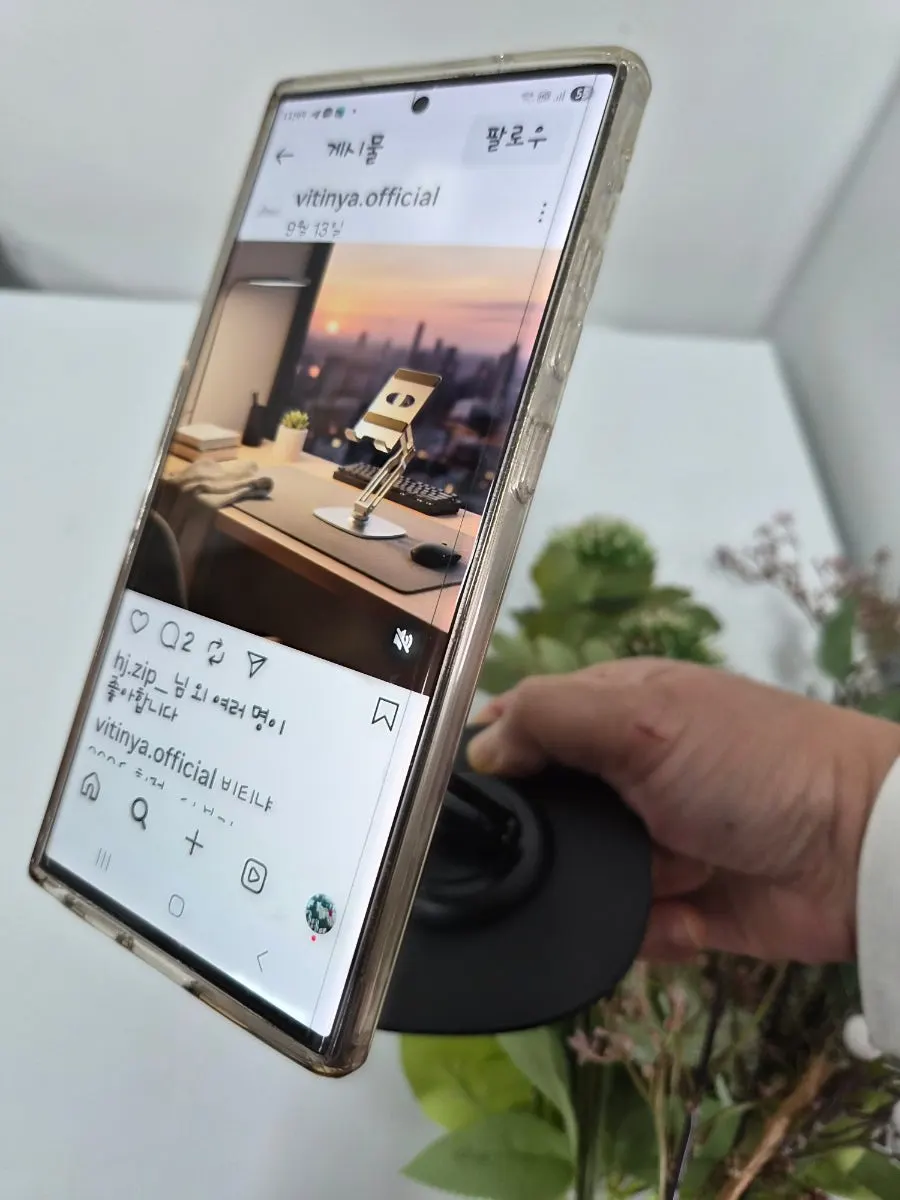 Portable Bitinya stand in use