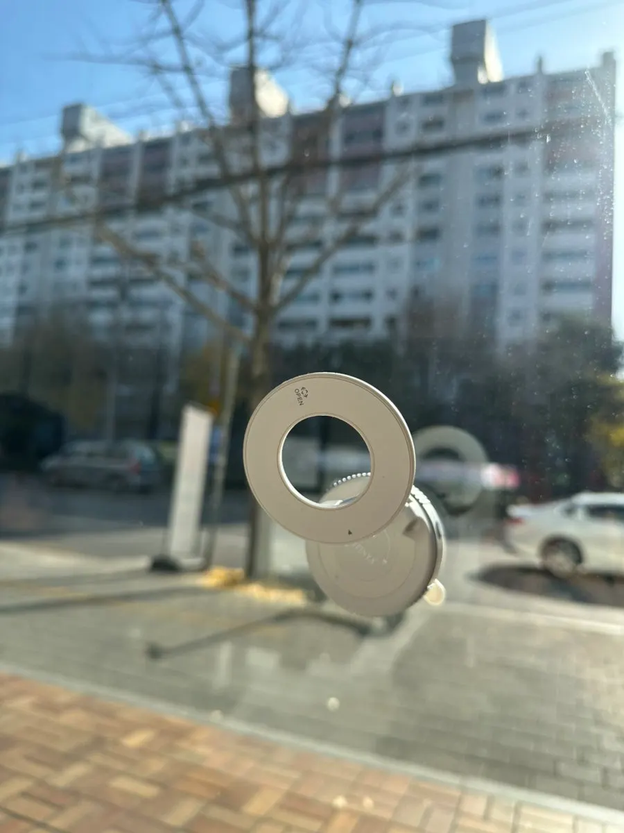 Holder for solo filming on a table