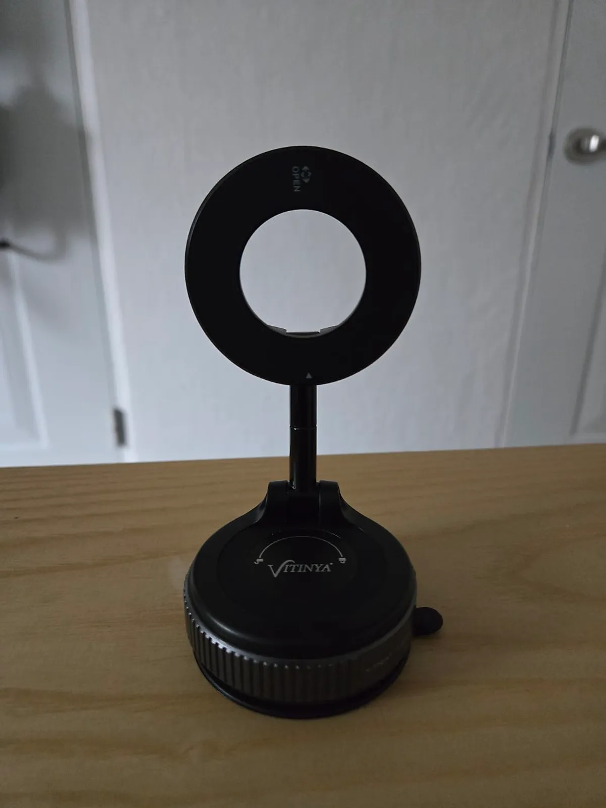 Vacuum-suction MagSafe car phone mount