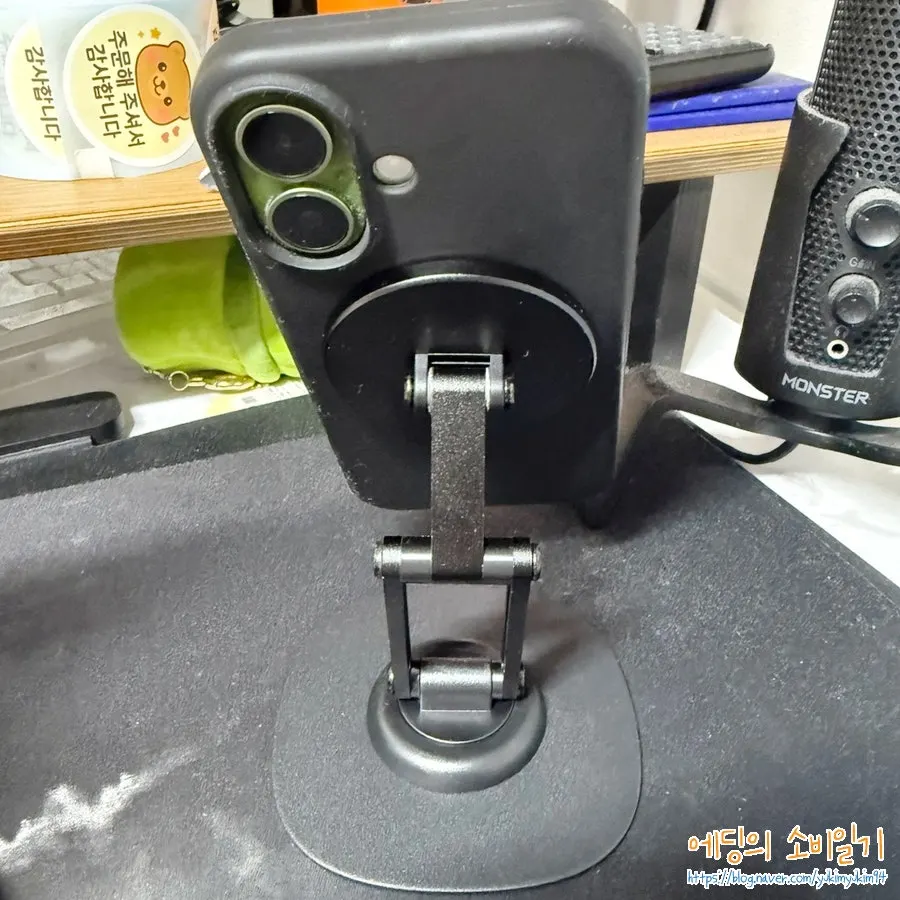 책상에서 휴대폰을 고정하는 비티냐 거치대
