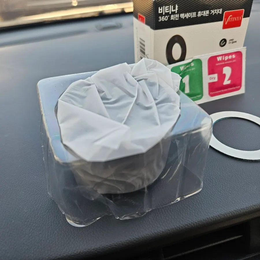MagSafe case with attached metal ring being connected