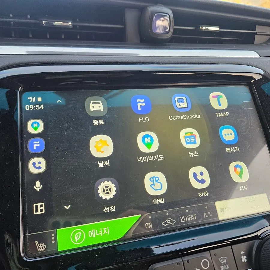 Smartphone centered on the car mount