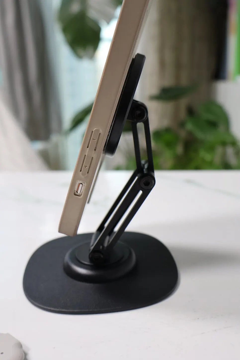 VITINYA MagSafe stand for café work