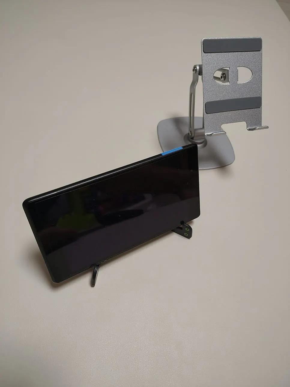 Stand with silicone protective pads