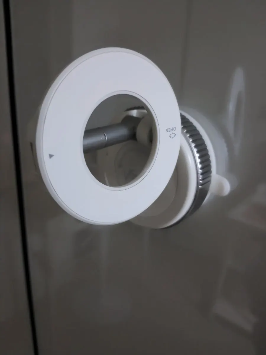 Removing the vacuum-suction mount