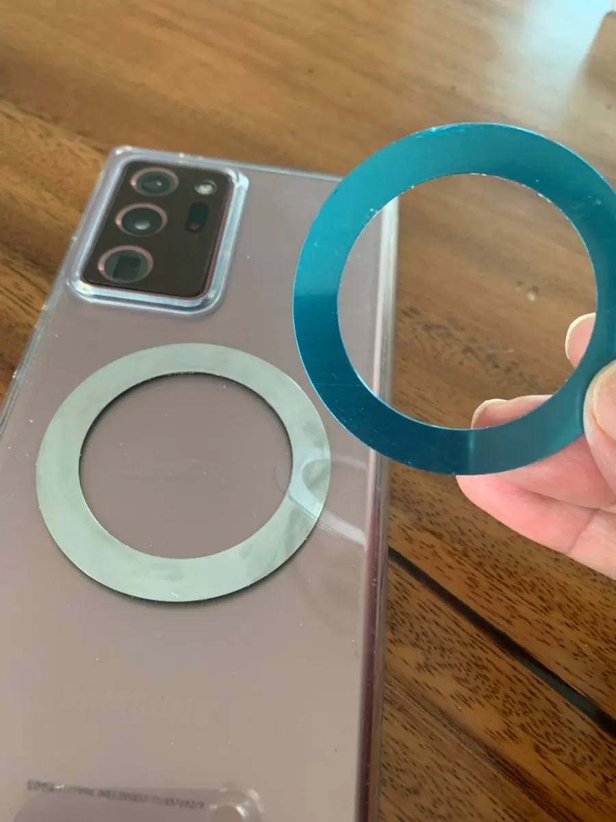 Car phone mount firmly sealed with vacuum suction