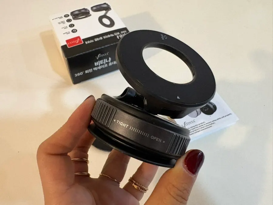 Car phone mount with a vacuum suction system