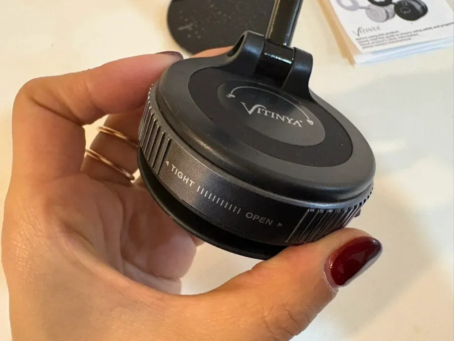 Vacuum suction mount with a locking dial