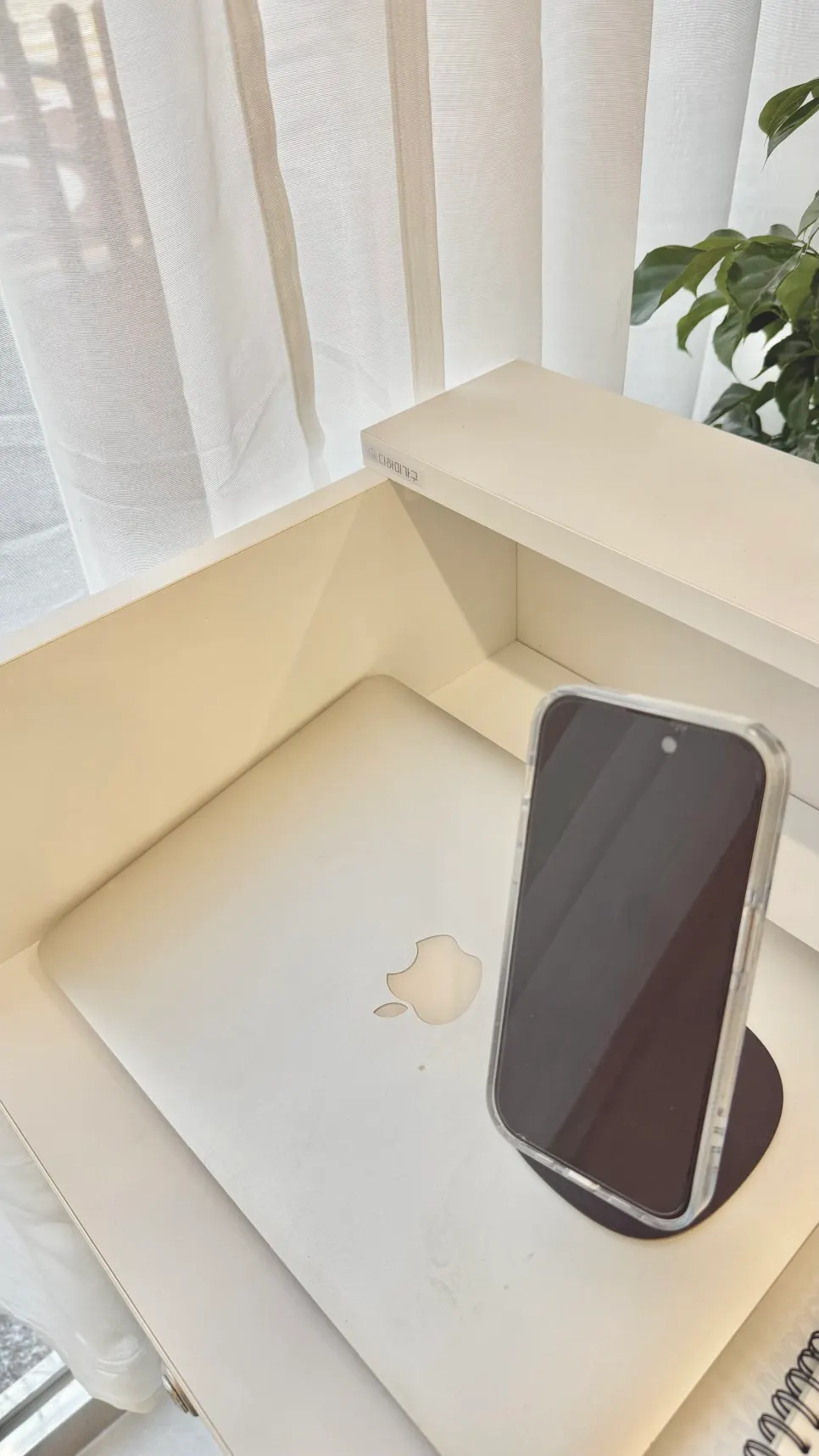 MagSafe stand highlighting portability and magnetic strength
