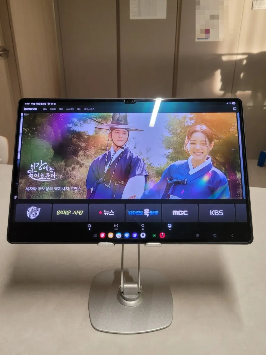 태블릿으로 OTT를 시청하는 모습