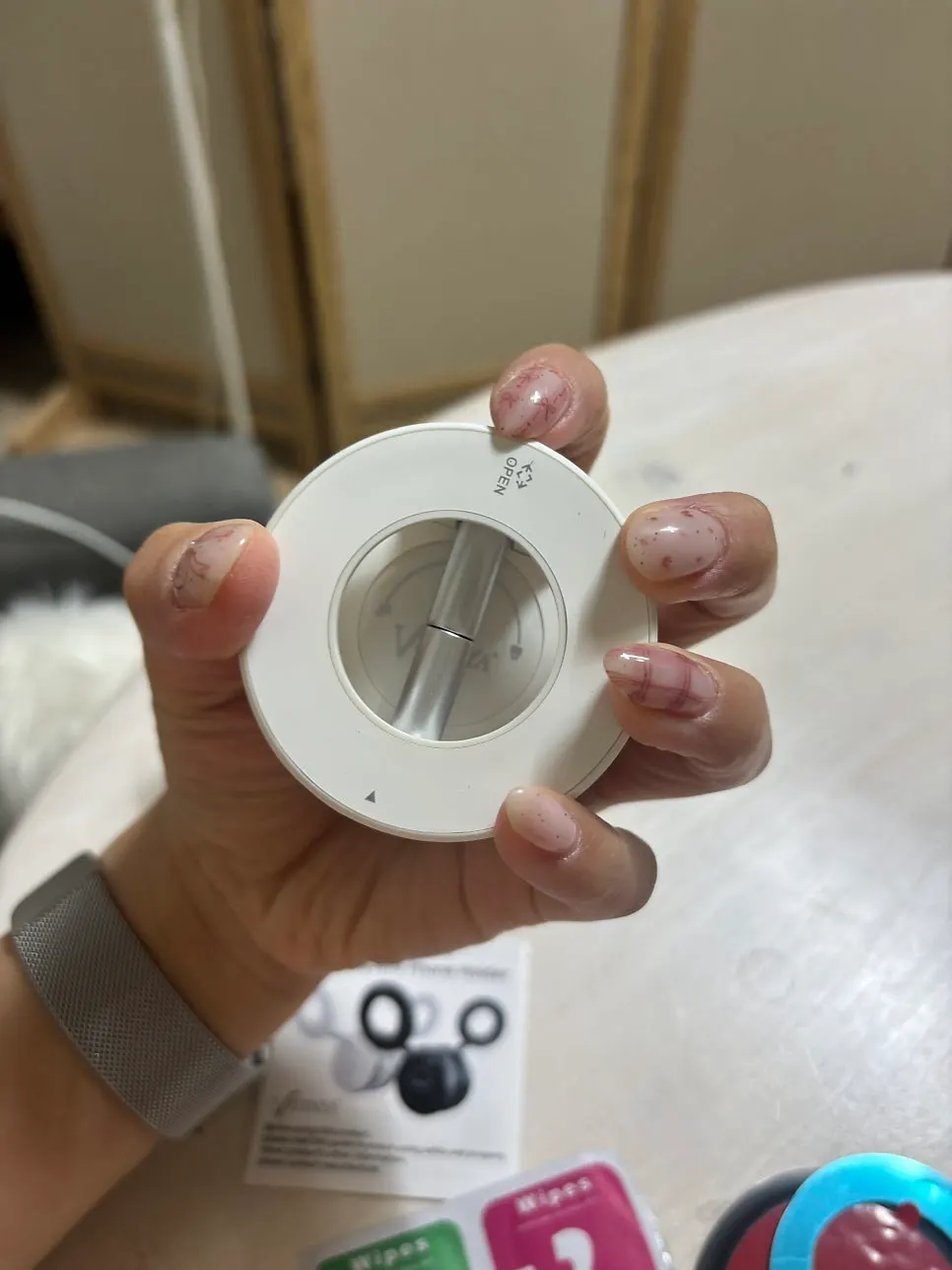 Lightweight portable MagSafe phone mount
