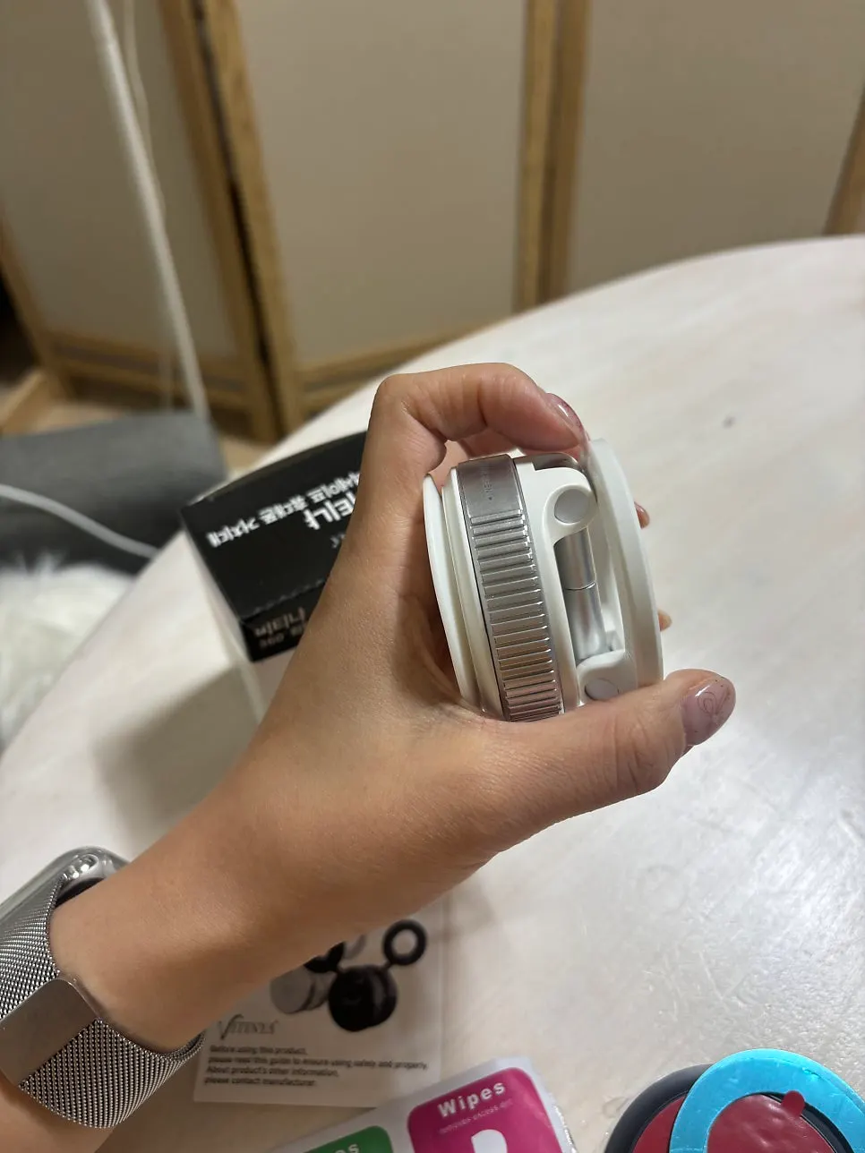 Compact phone mount that fits in one hand