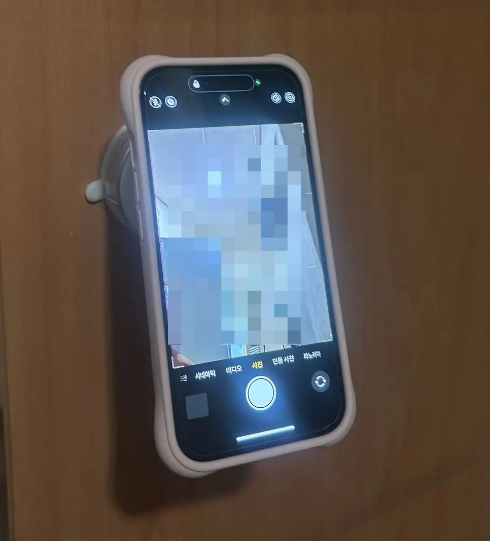 Phone mount used to watch videos on a treadmill