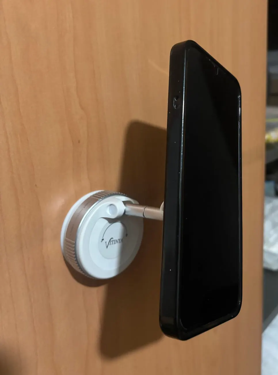 Using the 360° rotating phone mount