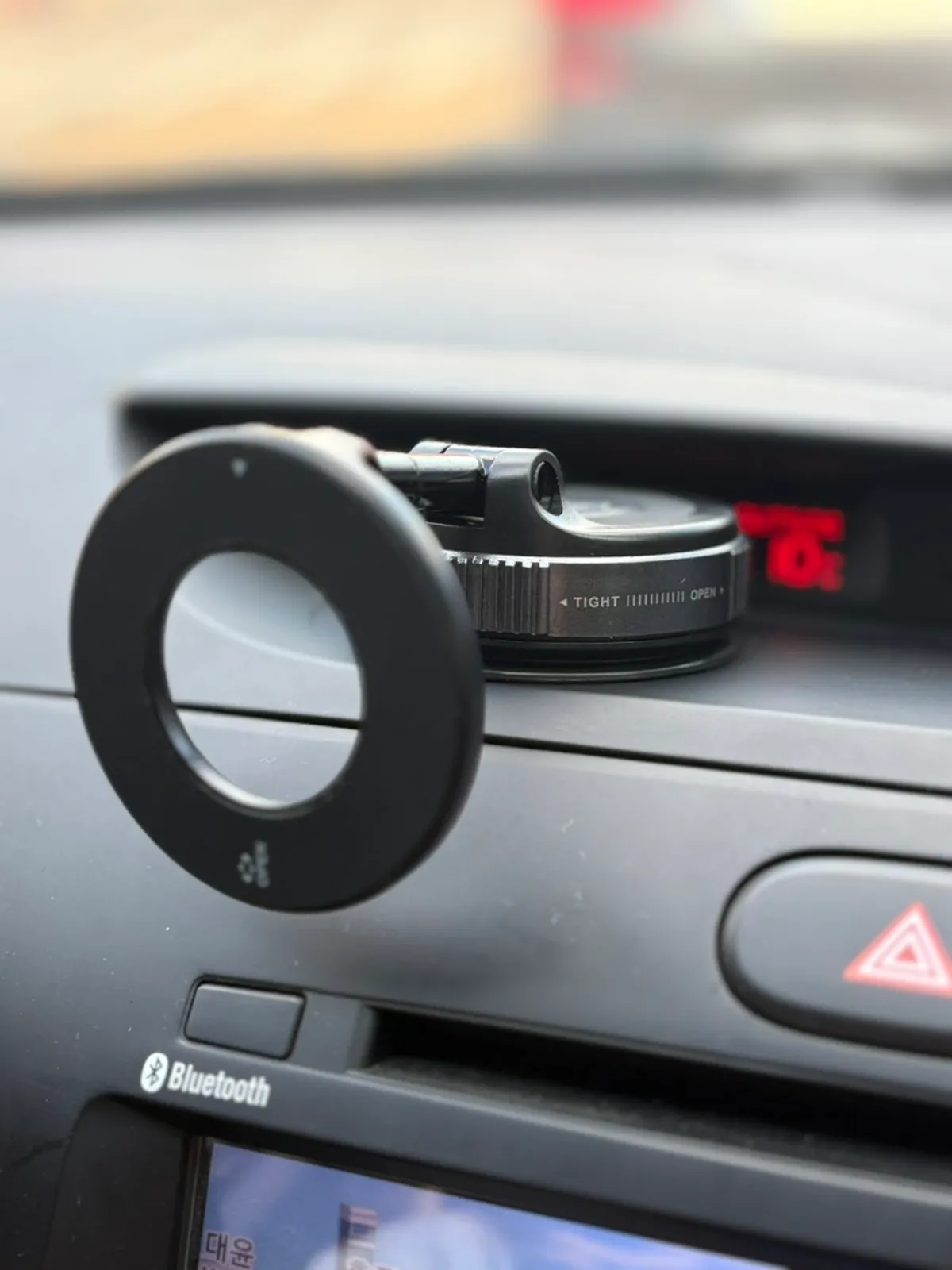 Vitinya MagSafe car phone mount installation image