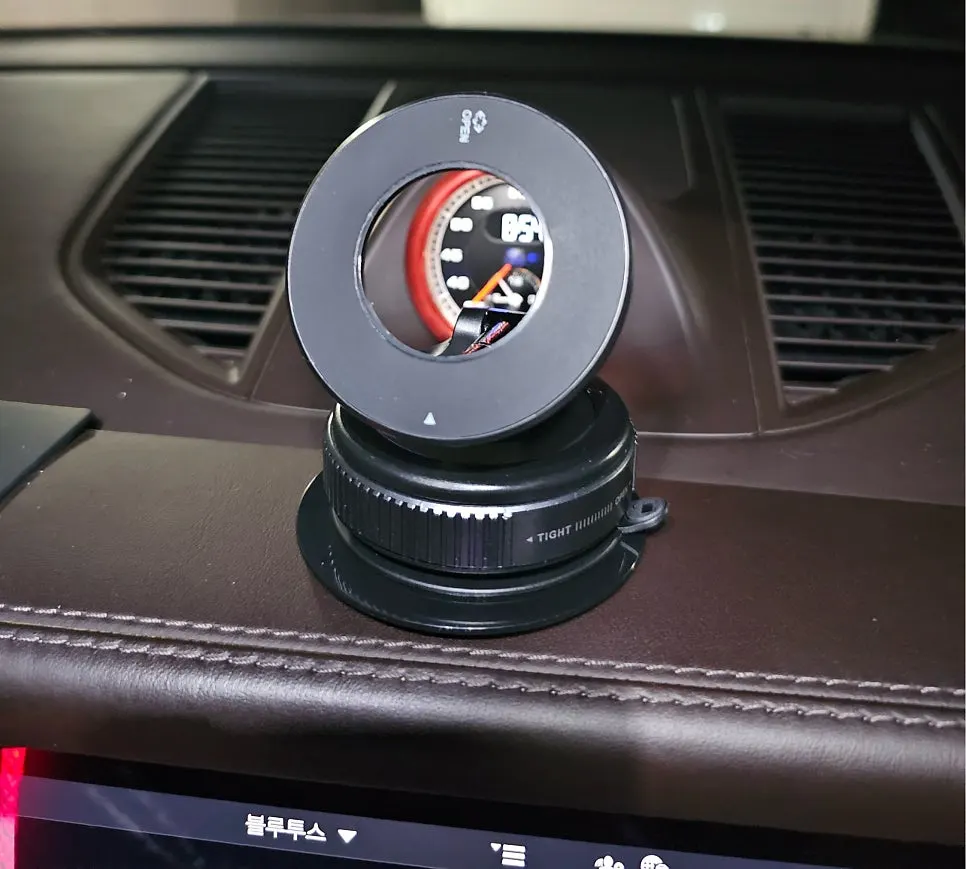 Black mount installed on an SUV dashboard