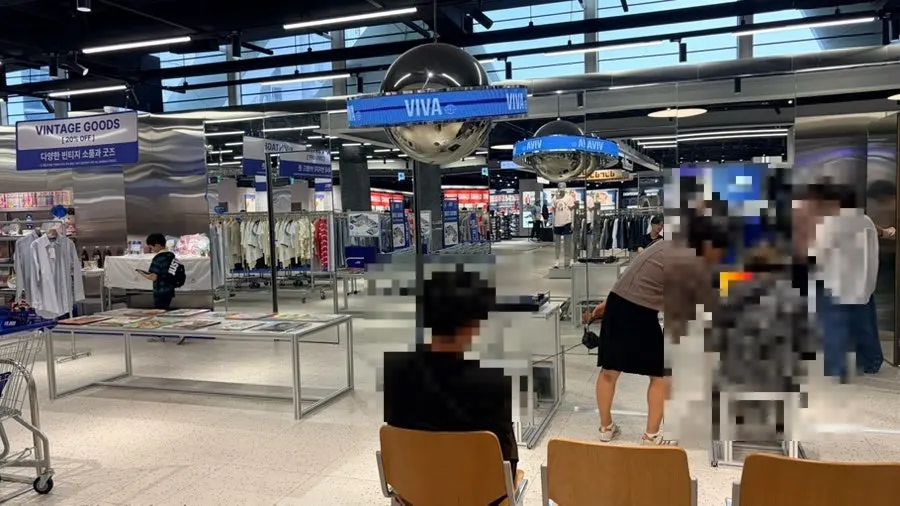 Large shopping carts provided in the store