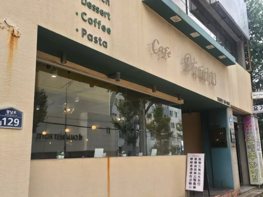 베이지와 초록색 조합의 비비드13 광안리본점 외관