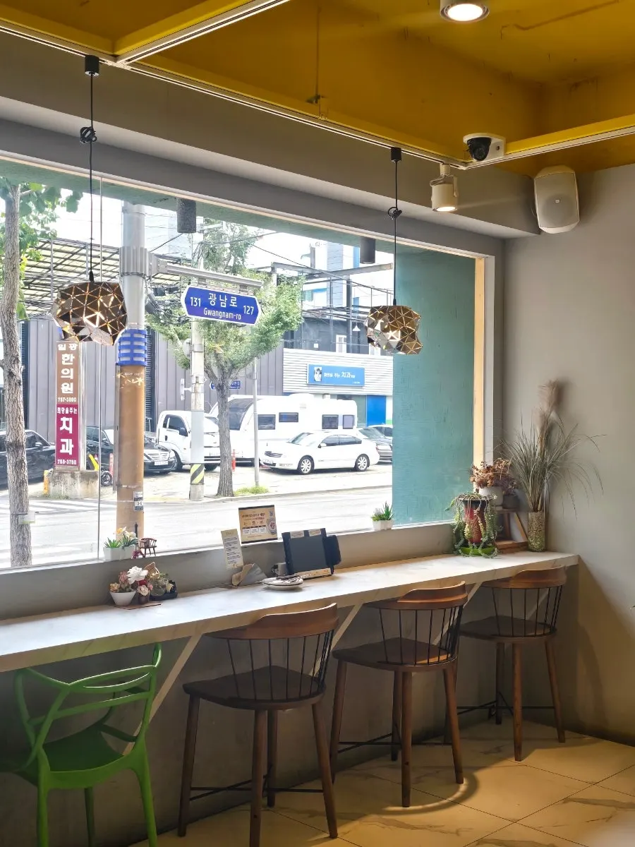 광안리 골목 안쪽 비비드13 매장 앞 모습