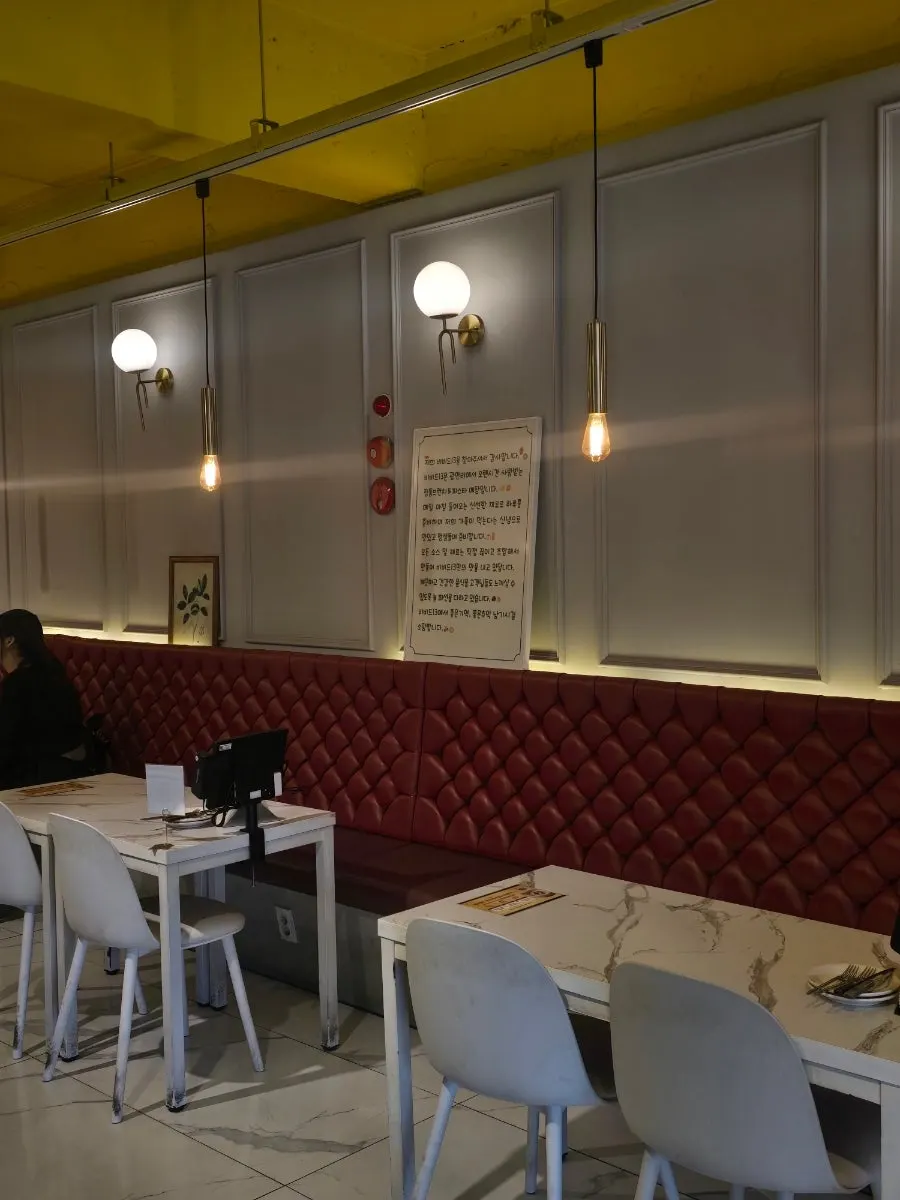 광안빌딩 1층에 자리한 비비드13 외관 세로 사진