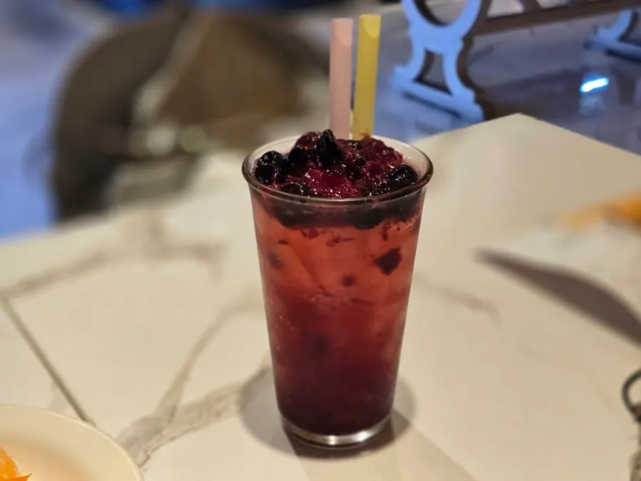 크루통을 올린 양송이크림스프와 딸기베리에이드