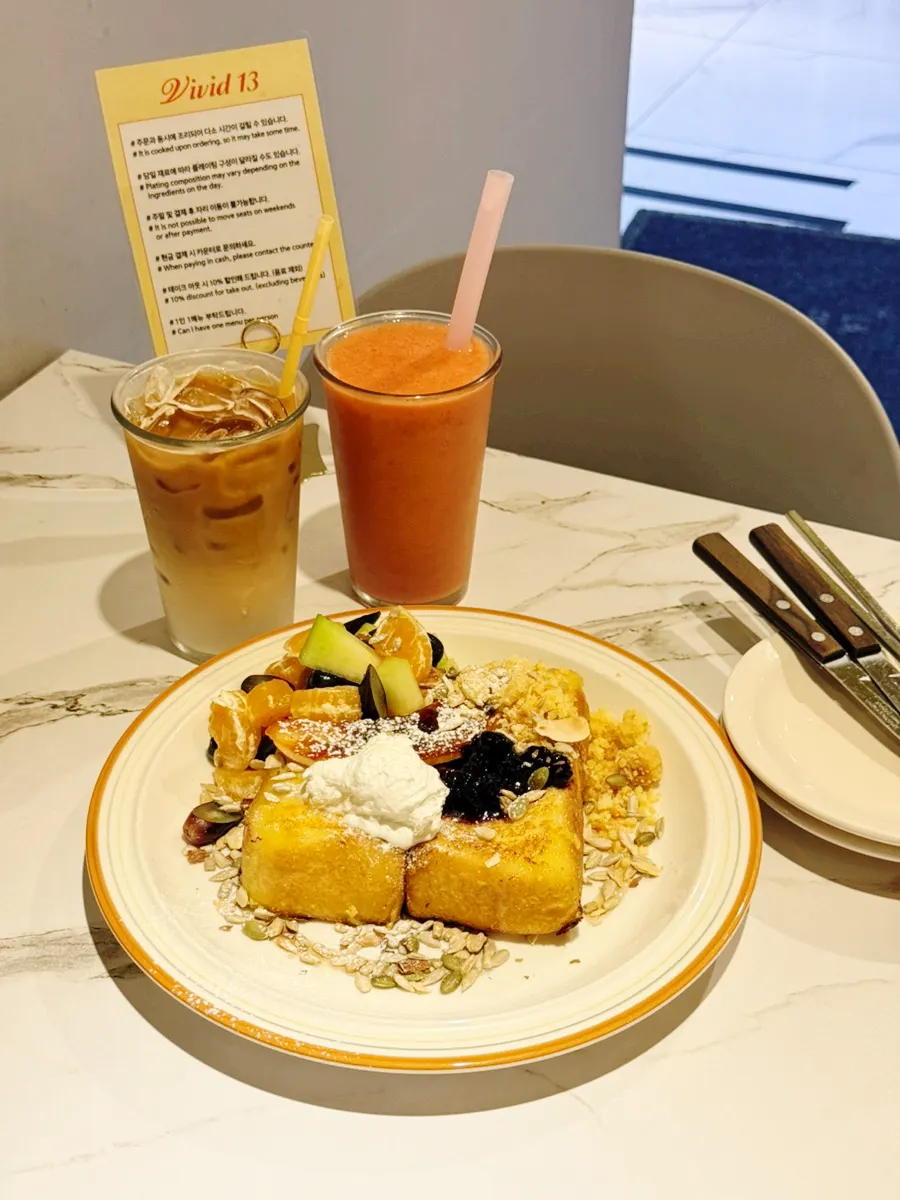 The atmosphere at Vivid13, a Gwangalli brunch restaurant