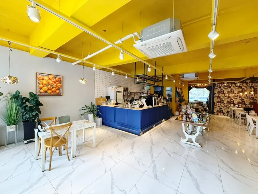 Inside Vivid13 with its yellow ceiling and green walls