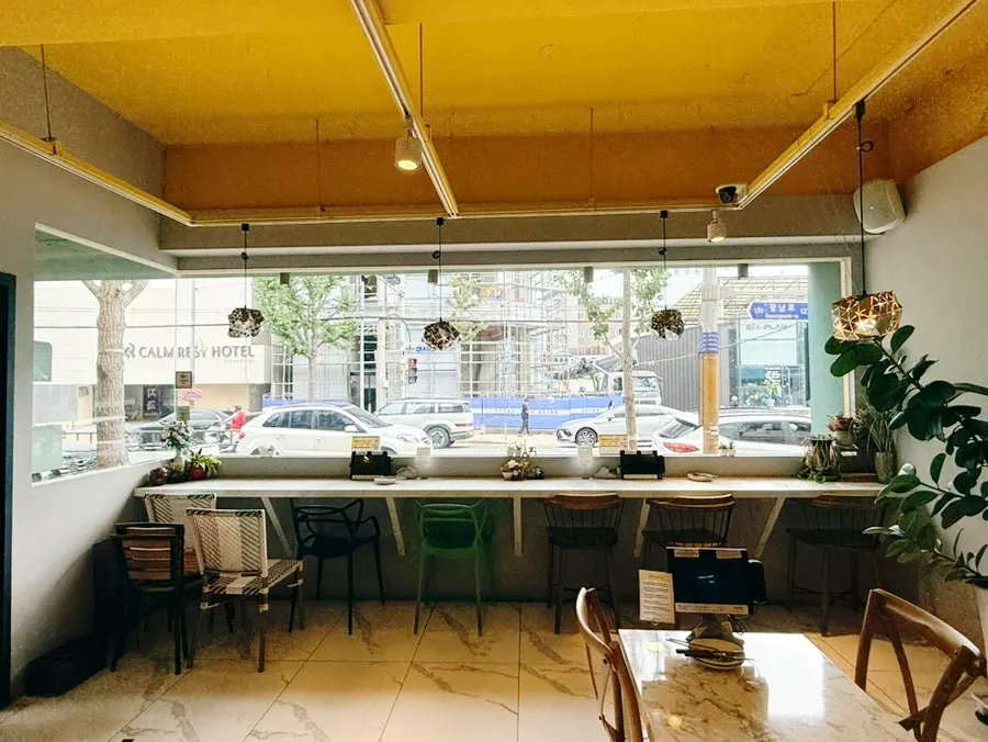 Seating with a spacious table layout at the brunch restaurant